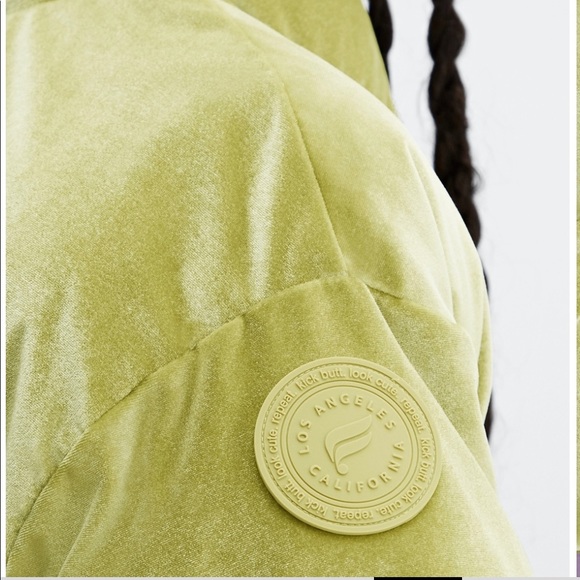 Fabletics - Wander Velour Puffer
Jacket - 1X (16-18) - Golden Leaf Green - Picture 7 of 10